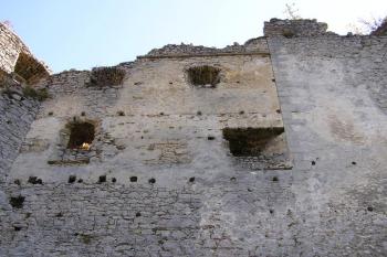 Detail traktu spojujícího Kinižiho palác se starší obytnou branskou věží středního hradu ( © Jan P. Štěpánek 09/2007)