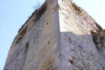 Armované nároží bývalé branské věže středního hradu s později zazděnou bránou ( © Jan P. Štěpánek 09/2007)