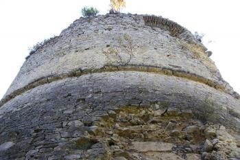 Pohled na mohutnou baštu středního hradu ( © Jan P. Štěpánek 09/2007)