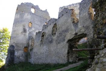 Pohled na 4. hradní bránu (do středního hradu) průchodem v hospodářském traktu středního hradu z prostoru 2. nádvoří dolního hradu ( © Jan P. Štěpánek 09/2007)