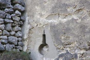 Klíčová střílna ve stěně mohutné bašty horního hradu ( © Jan P. Štěpánek 09/2007)