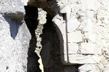 Pohled ze zřícenin dolní části horního hradu (středního hradu) na vnější část 6. hradní brány (2. hradní brány do samotného jádra horního hradu) ( © Jan P. Štěpánek 09/2007)