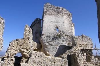 Pohled z ruin paláců středního hradu na starou věž v čele horního hradu ( © Jan P. Štěpánek 09/2007)