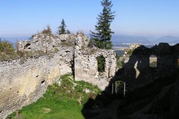 Severozápadní nároží nádvoří středního hradu ( © Jan P. Štěpánek 09/2007)