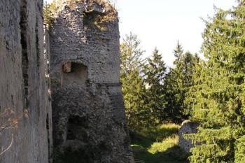 Pohled z velké bašty horního hradu na místo vstupu do středního hradu chráněného baštou ( © Jan P. Štěpánek 09/2007)