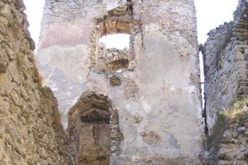 Pohled z nádvoří horního hradu na starou čelní věž horního hradu ( © Jan P. Štěpánek 09/2007)