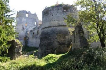 Pohled ze severozápadního bastionu na baštu středního hradu a velkou baštu horního hradu ( © Jan P. Štěpánek 09/2007)