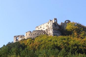 hrad Lietava od východu ( © Jan P. Štěpánek 09/2007)