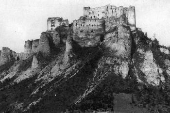 hrad Lietava od východu na počátku 20. století ( © Kamenní strážcovia: M. Slámka, Bratislava 2004)