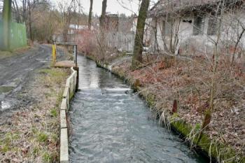 Náhon v úrovni staré cihelny a dolní valchy (© Jan P. Štěpánek 2011)
