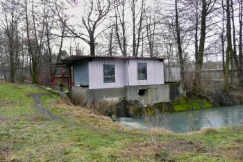 mladší elektrárna stojící přibližně na místě zaniklé prostřední valchy (© Jan P. Štěpánek 2011)