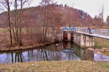  regulační stavidla říčky Olešné a odpouštěcího kanálu z Olešné do řeky Ostravice (vpravo) (© Jan P. Štěpánek 2011)