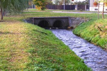 Náhon v centru Místku vtéká do potrubí, aby podtekl hlavní cestu na Těšín  (© Jan P. Štěpánek 2011)