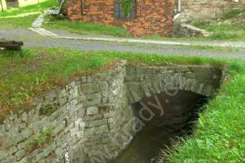 Zregulovaný náhon za hodoňovickým mlýnem čp. 211 ( © Jan P. Štěpánek 09/2006)