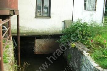 Náhon opouští Bayerův mlýn v Kunčičkách ( © Jan P. Štěpánek 09/2006)