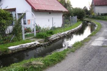 Hodoňovicko-sviadnovský technický náhon v horní části Hodoňovic ( © Jan P. Štěpánek 09/2006)