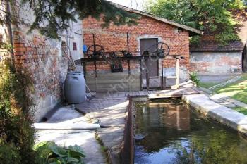 Částečně zachovalá strojní část Hodoňovického mlýna ( © Jan P. Štěpánek 09/2006)