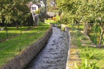 Náhon se klikatí mezi zahrádkami domků v Kunčičkách ( © Jan P. Štěpánek 09/2006)