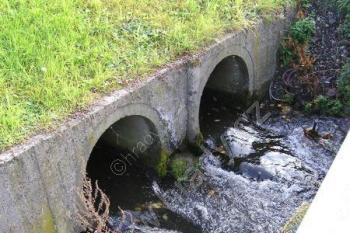 V Místku je náhon na mnoha místech násilně zatrubněn ( © Jan P. Štěpánek 09/2006)