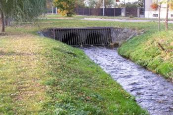 V Místku je náhon na mnoha místech násilně zatrubněn ( © Jan P. Štěpánek 09/2006)