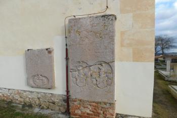 náhrobníky na zdi kostela (© Milan Caha 02/2021)