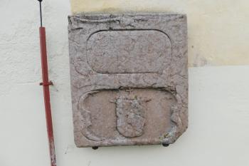 náhrobník na zdi kostela (© Milan Caha 02/2021)