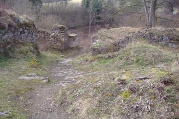 pohled z nádvoří ke vstupní bráně (© Miroslav Šamal, 03/2007)