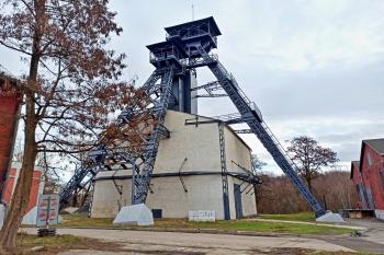 dvojitá ocelová těžní věž dolu (© Jan P. Štěpánek  04/2024)