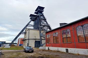celkový pohled na pozůstatky historické těžní věže dolu (© Jan P. Štěpánek  04/2024)