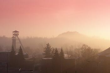 východ slunce nad dolem Petr Bezruč a haldou Ema ( © Jan P. Štěpánek 02/2008)