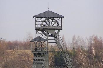 pohled na těžní věže dolu Petr Bezruč od Hladnovské vodárny ( © Jan P. Štěpánek 03/2008)