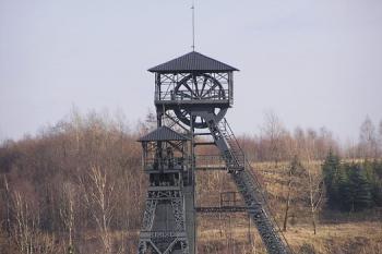pohled na těžní věže dolu Petr Bezruč ze střechy komplexu Atrium ( © Jan P. Štěpánek 03/2008)
