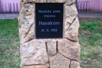 památník před kostelem ( © Ondřej Štěpánek 01/2007)