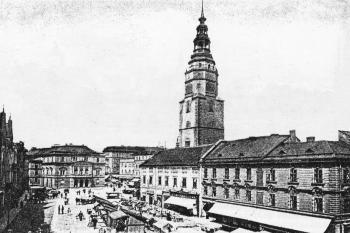 Blok tzv. kupeckých domů s hláskou před demolicí západní části a stavbou nové radnice ( © Města a městečka v Čechách na Moravě a ve Slezsku (K. Kuča))