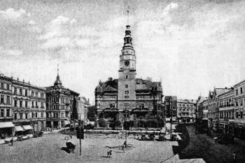 Pohled na novou radnici přes Horní náměstí kolem r. 1931 ( © Města a městečka v Čechách na Moravě a ve Slezsku (K. Kuča))