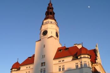 západ Slunce na opavské Nové radnici ( © Jan P. Štěpánek 02/2008)