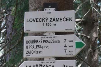 Rozcestník u chaty (© Jiří Cukr, 07/2007)