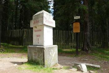 Označení styku tří polesí na Křížové smrči (© Jiří Cukr, 07/2007)