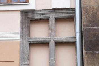 zachovalé pískovcové ostění okna starší fáze radnice ( © Jan P. Štěpánek 05/2008)
