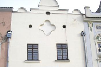 čelní pohled od náměstí ( © Ondřej Štěpánek 01/2007)