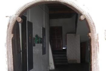 dochovaný, krásně zdobený dřevěný portál vstupních dveří do mázhauzu domu ( © Ondřej Štěpánek 01/2007)