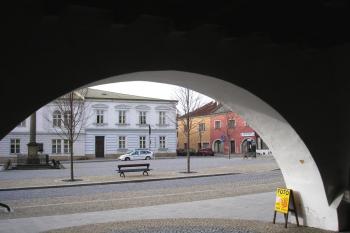 pohled z podloubí domu na náměstí, radnici a mariánský sloup ( © Ondřej Štěpánek 01/2007)