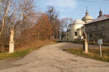 Celkový pohled na místo se sochami (vpravo socha Jana Nepomuckého - vlevo socha svatého Antonína v pozadí pak budova fary a kostel Prozřetelnosti Boží) (© Miroslav BITTER 12/2006)