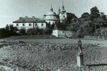 Kostel a fara v roce 1881 (v popředí snímku socha svatého Antonína, která v minulosti stála blíže zámeckému parku) ( © Simona Slavíková, Průvodce naučnou stezkou města Šenova, Městský úřad Šenov 2006)