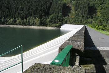 Koruna hráze přehrady ( © Jan P. Štěpánek 05/2006)