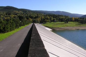 Pohled od západu na korunu hráze ( © Jan P. Štěpánek 05/2006)