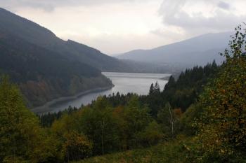 Pohled na přehradu od jihovýchodu, z úbočí Slavíče ( © Jan P. Štěpánek 10/2005)
