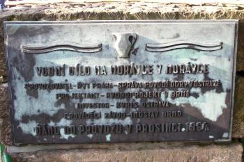 Pamětní deska upomínající na dobu výstavby přehrady ( © Jan P. Štěpánek 10/2006)