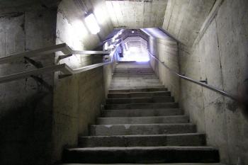 Výstup z nitra hráze na povrch ( © Jan P. Štěpánek 10/2006)
