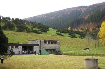Masív hráze přehrady s kontrolní budovou při úpatí ( © Jan P. Štěpánek 10/2006)